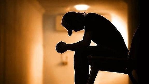 Hitz mingarriekin minduta dagoen nerabe baten irudia