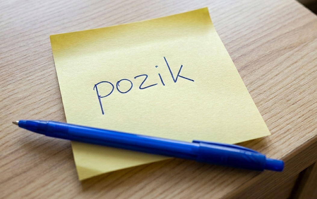 Etxeko ohol batean koloretako post-it asko itsatsita
