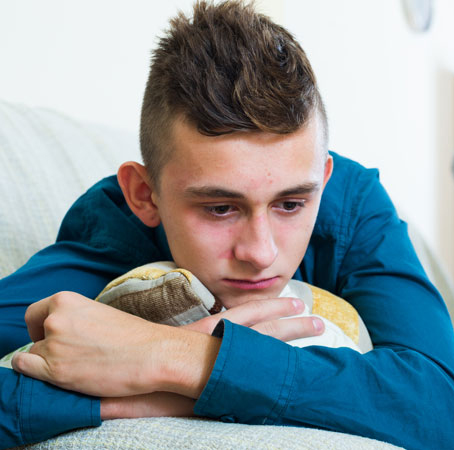 Triste dagoen nerabe bat bakarrik eserita